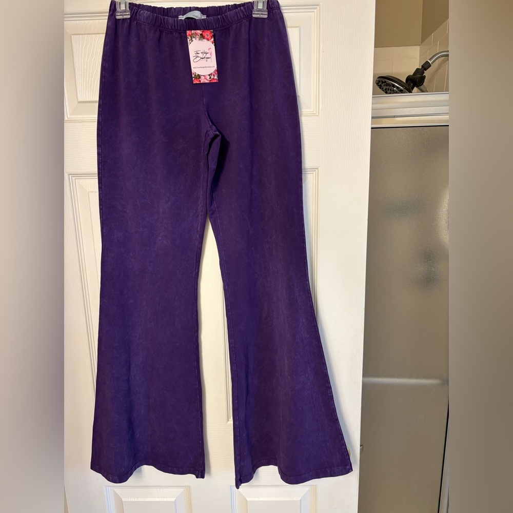 New with tags. Boutique Women’s purple bell bottom pants. Sz Large.
